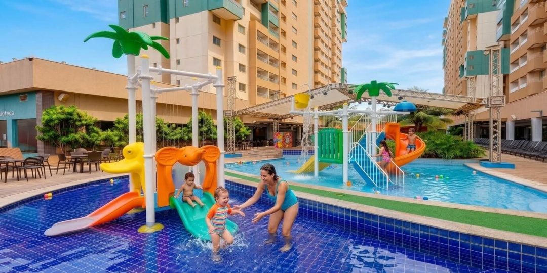 Crianças brincando na piscina infantil do Enjoy Olímpia Park Resort
