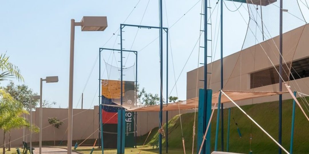 Área de lazer com trapézio no Enjoy Solar das Águas Park Resort