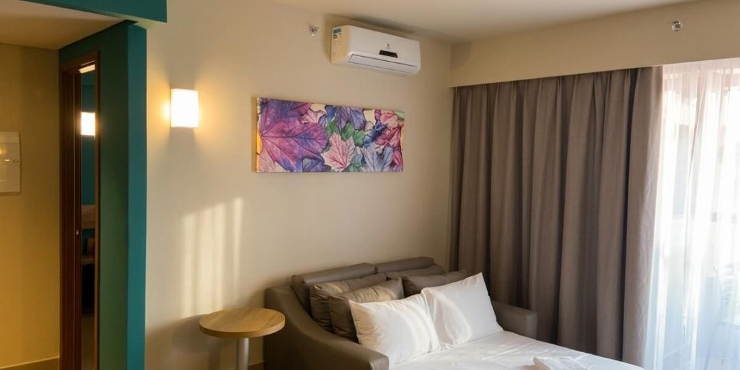 Sala da Suíte Luxo com sofá-cama do Enjoy Solar das Águas