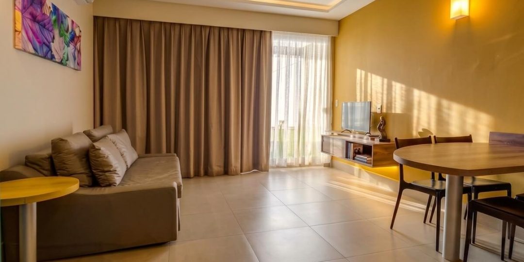 Sala da Suíte Luxo com sofá-cama do Enjoy Solar das Águas